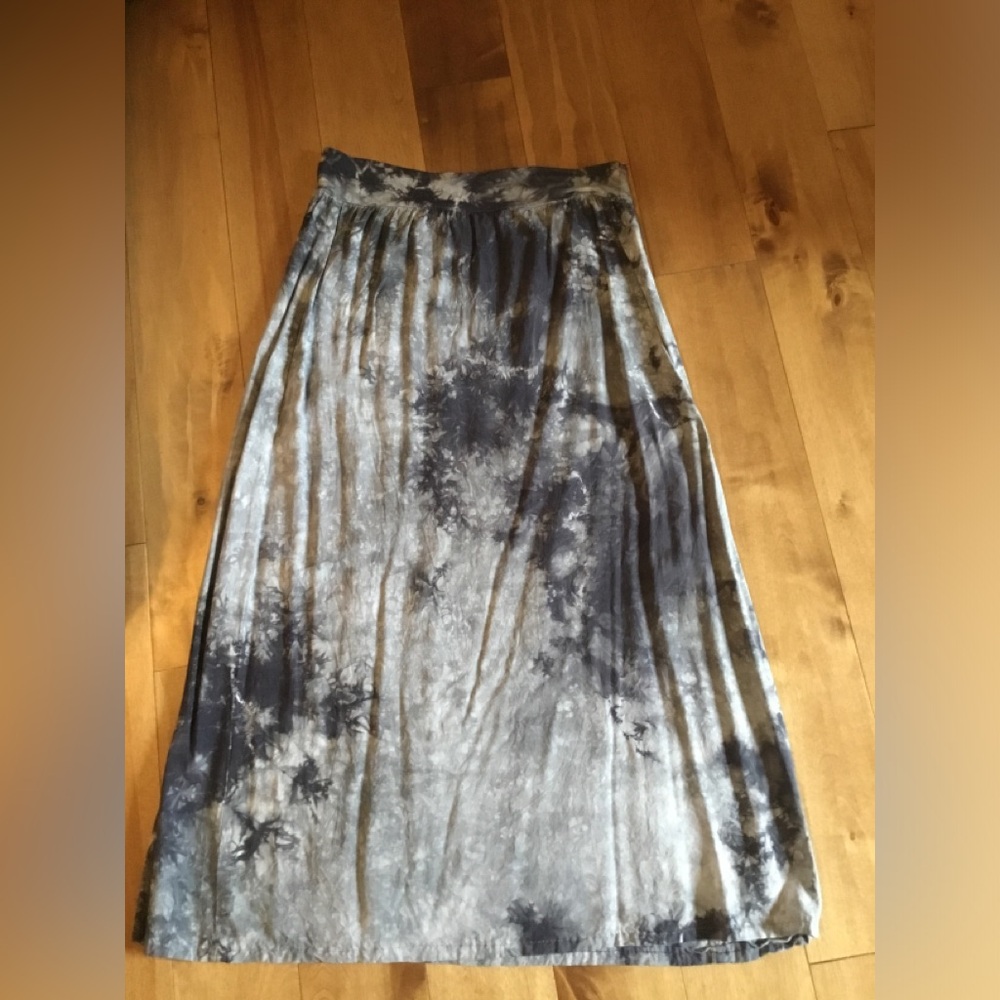 Tryst Tie-Dye Cotton Skirt in Gray and Black